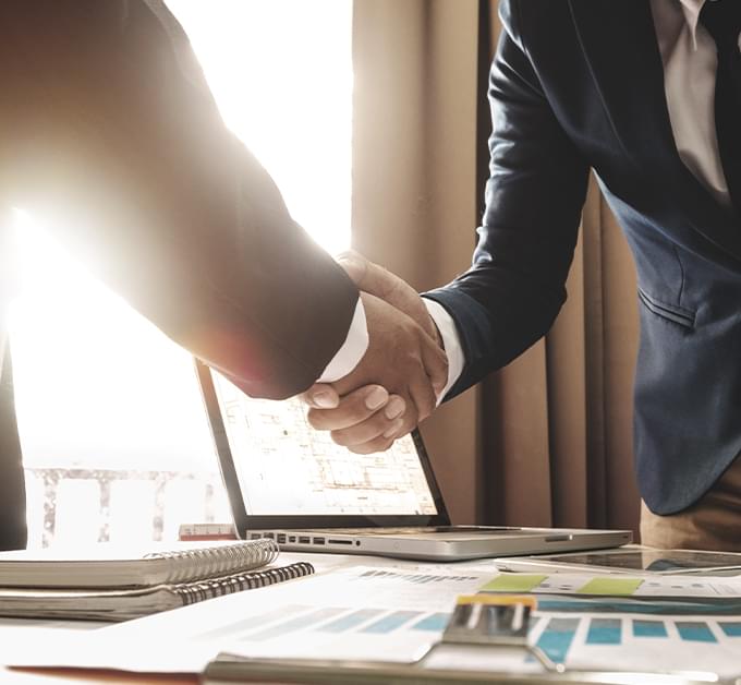 日系のビジネスパートナーと提携して円滑なキャプティブ運営に努めています